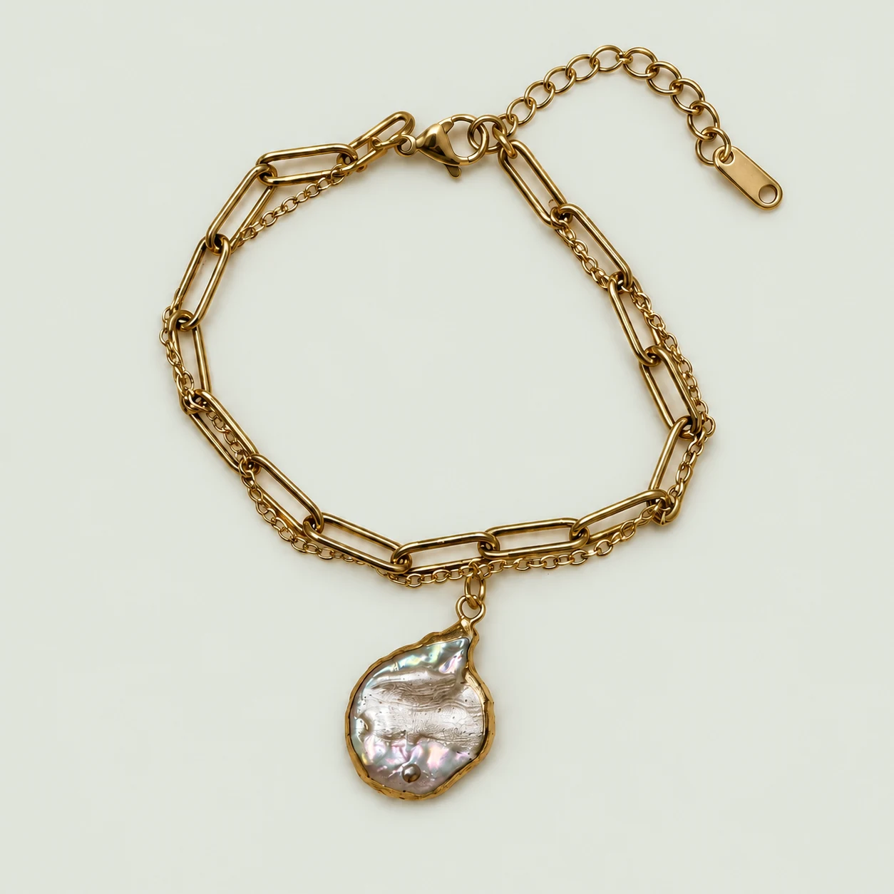 Paperclip-chain bracelet with a pearl-like charm